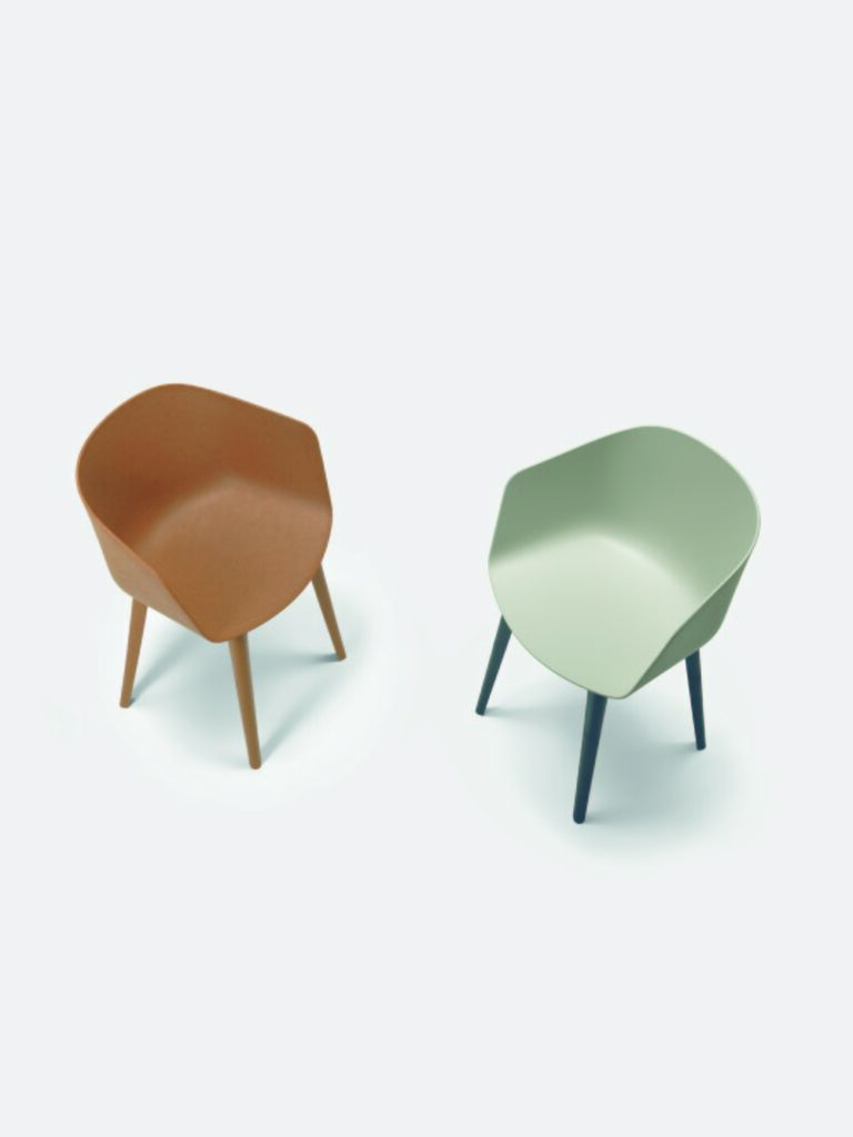 כיסאות במראה גיאומטרי, בעיצוב "מקס דיזיין", איטליה