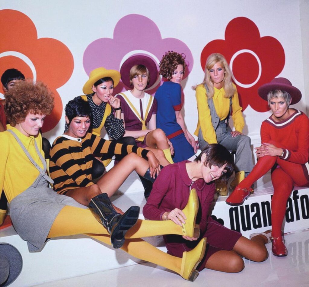 מרי קוואנט (על הרצפה, בשמלה בגוון בורדו) עם דוגמניות, 1967