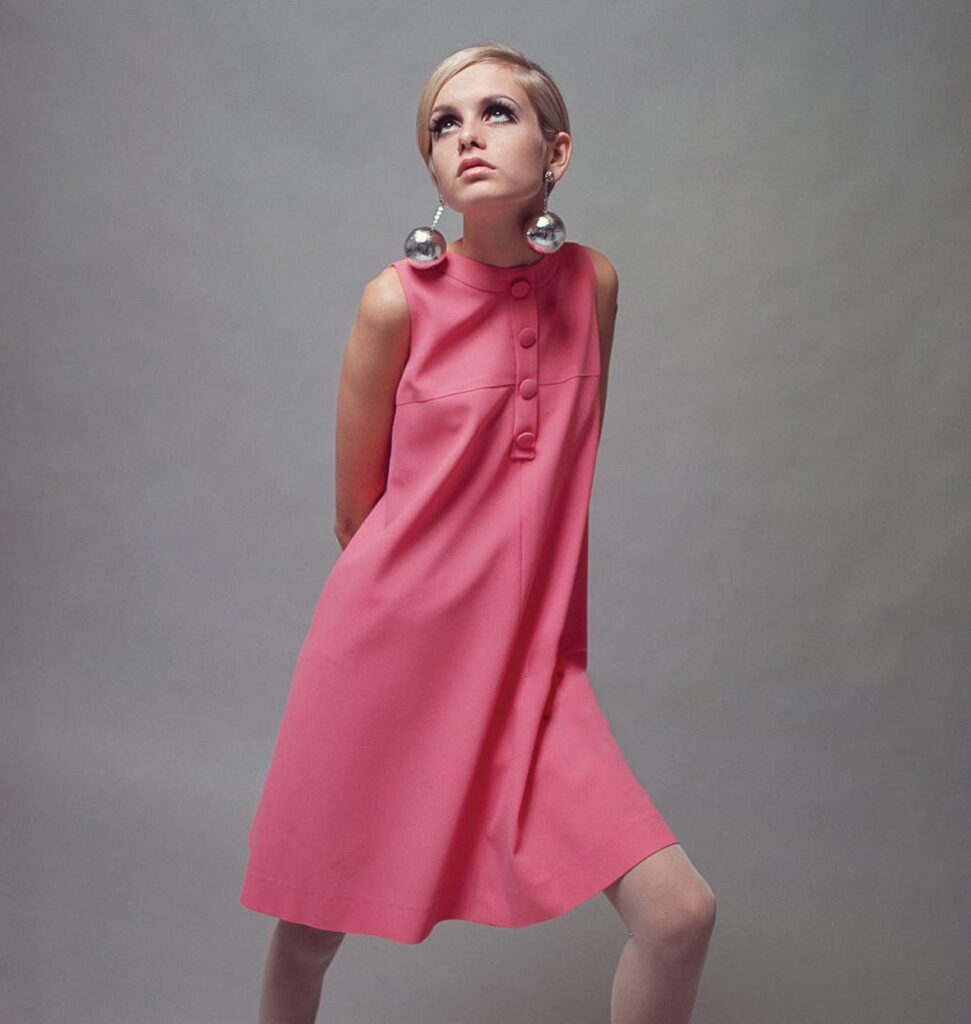 הדוגמנית טוויגי בשמלת מיני של קוואנט, 1966
