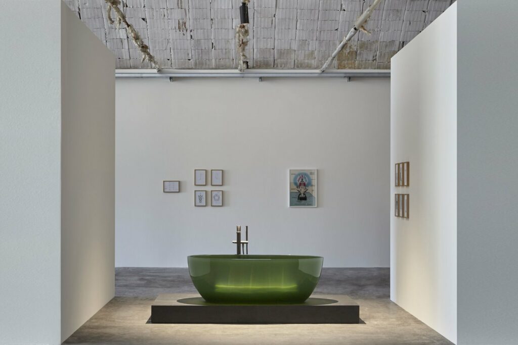 אותו חלל עם אמבט פרי סטנדינג מזכוכית ירוקה, בעיצוב "אנטוניו לופי", איטליה