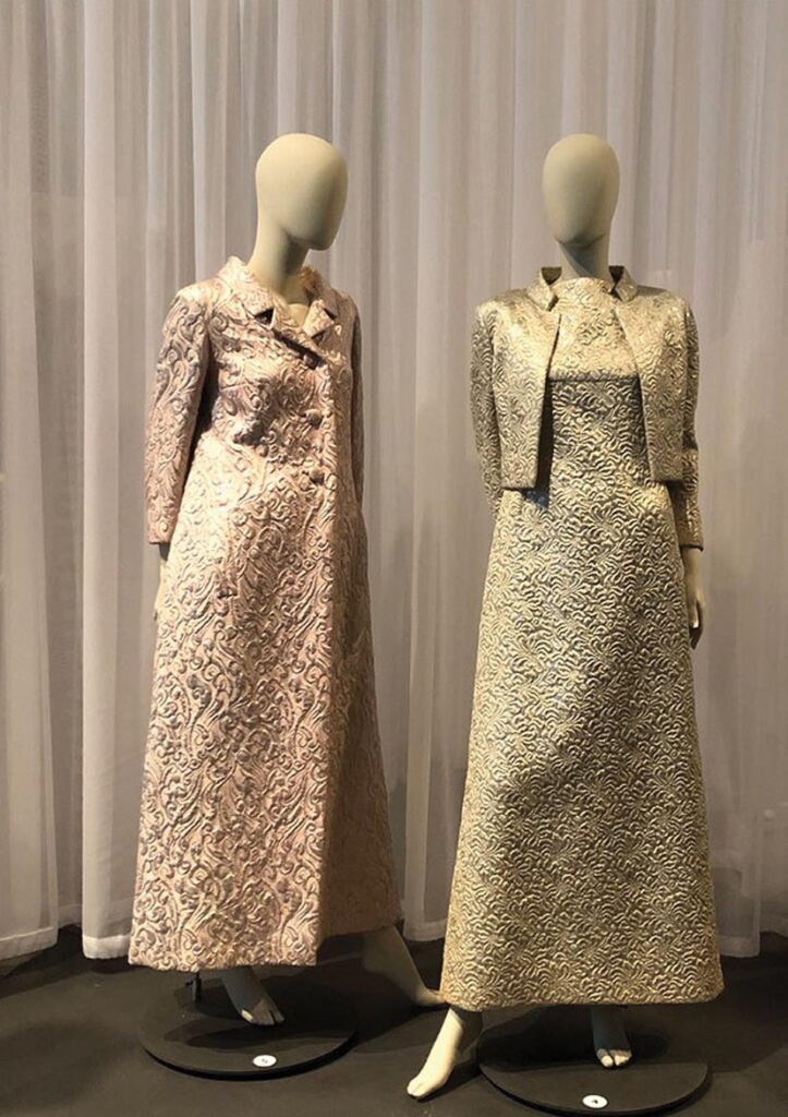 שני דגמים מברוקד משי ולורקס בעיצובה של לולה בר, שנות ה-60