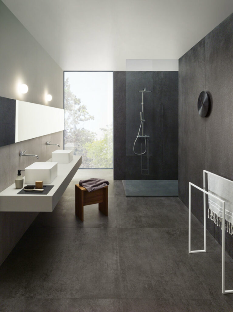 חדר אמבטיה עם חיפוי בטון וריצוף שיש בהשראת הזן היפני, בעיצוב "קרמיק ליה", איטליה