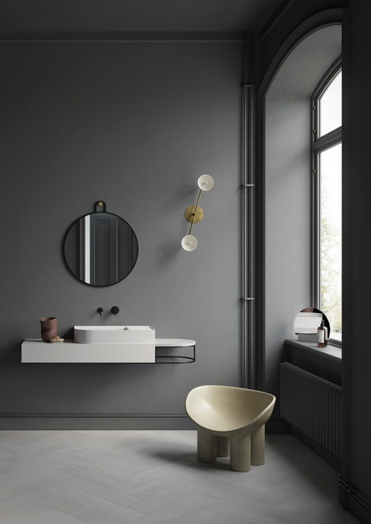 חלל אמבטיה עם קיר צבוע באפור וכיור מינימליסטי, בעיצוב Ex.Ts, צרפת