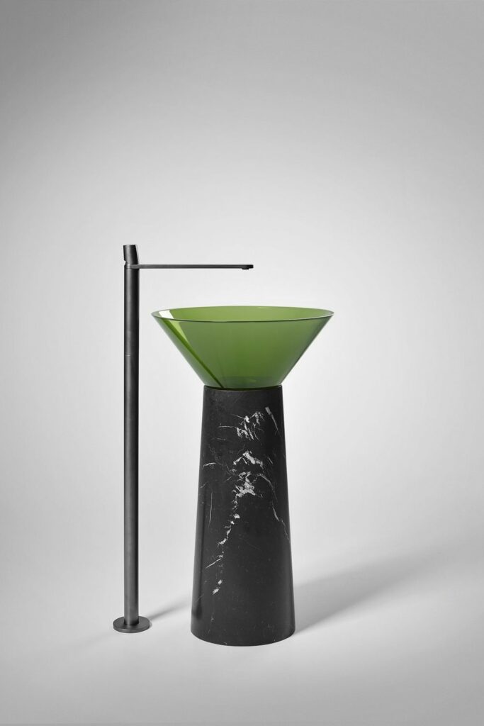 מעמד שיש בשילוב כיור מזכוכית ירוקה, בעיצוב "אנטוניו לופי", איטליה