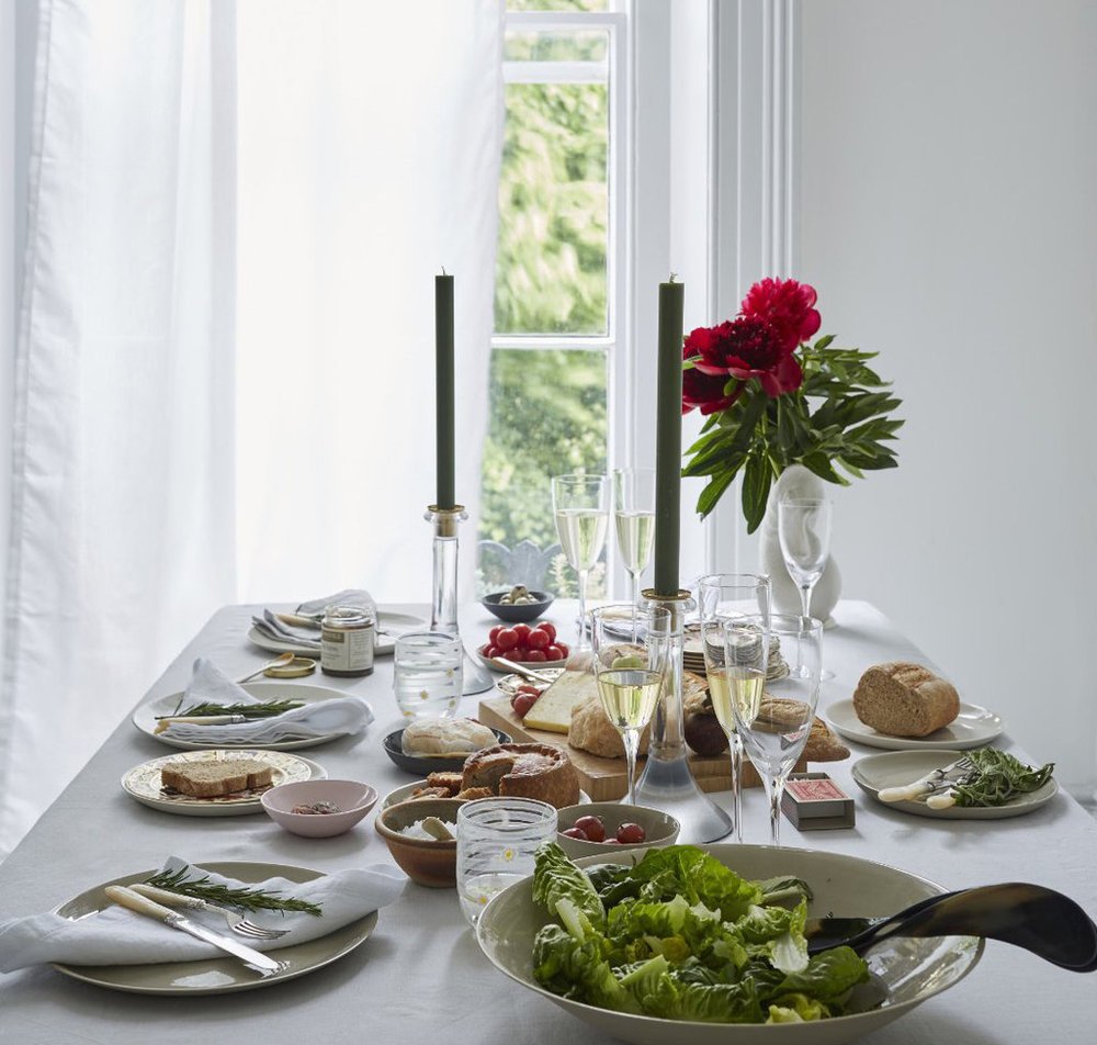ארוחה לבנה: מפת שולחן צחורה, כלי אוכל בלבן ובירוק בהיר מאוד
