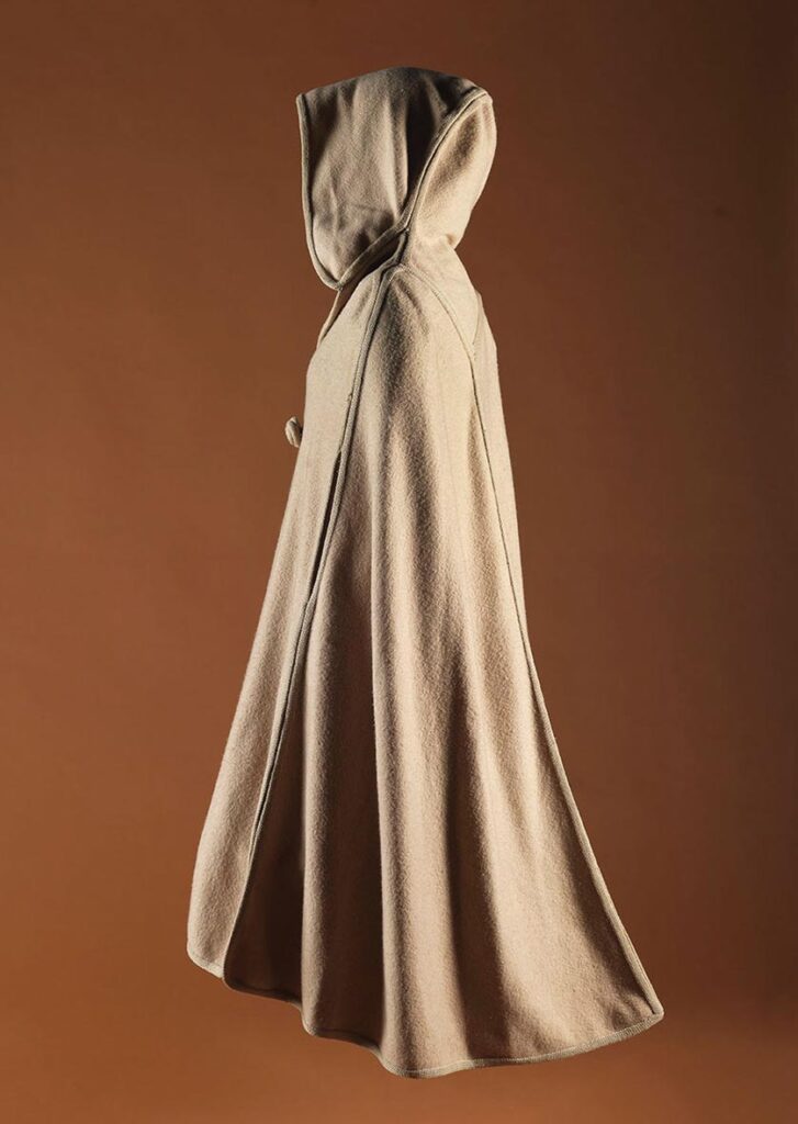 שמלת המדבר האייקונית בעיצוב פיני לייטרסדורף ל"משכית", צילום: אלי פוזנר