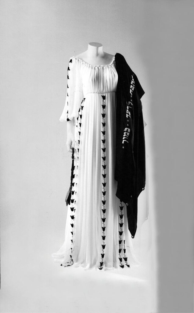 שמלה, 2015, וצעיף עם הכיתוב "ואהבת לרעך כמוך", 2008, בעיצוב ליאורה טרגן