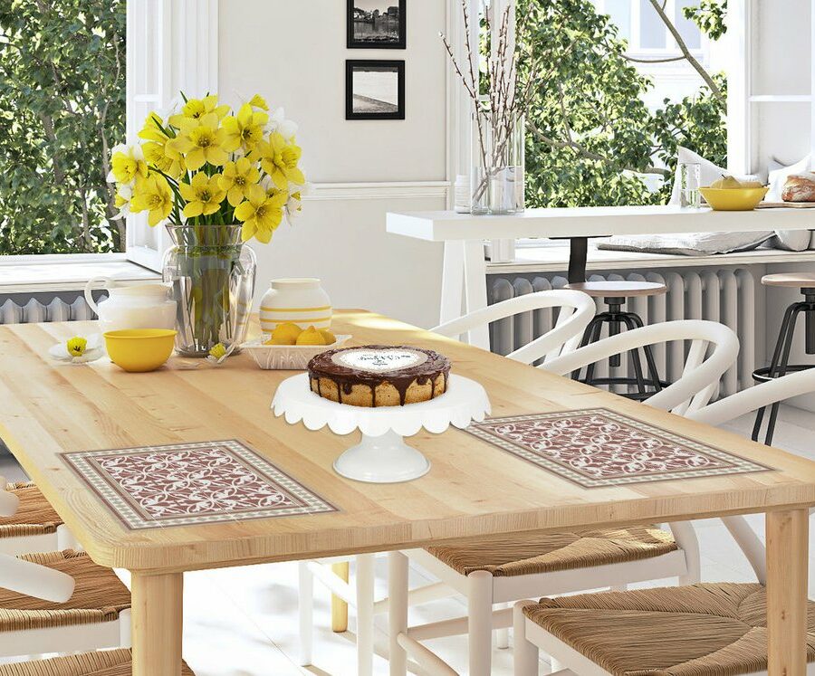 שולחן עם פרחים צהובים