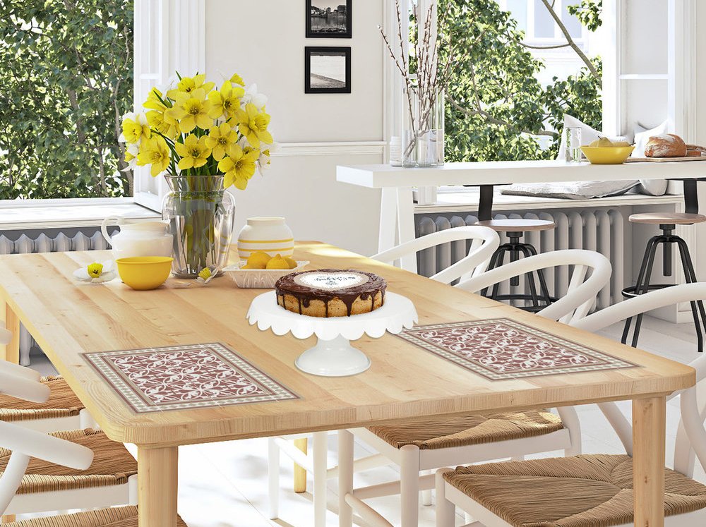 שולחן עם פרחים צהובים