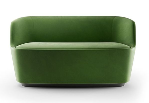 ספה דו-מושבית מעוגלת ומרופדת בעור ירוק, בעיצוב ג'ספר מוריסון ל- Cappellini