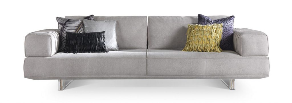 ספה אפורה עם כריות בהשראת עולם האופנה, בעיצוב רוברטו קוואלי הום