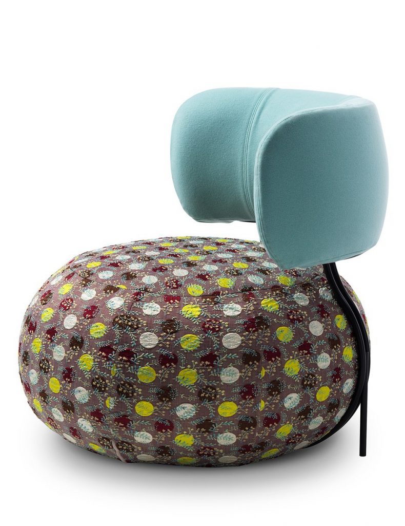 כורסה עם מושב בהדפס פרחוני בשילוב מושענת מעוגלת, בעיצוב אנטוניו מאראס ל- Saba Italia