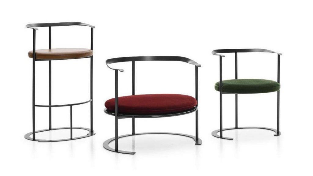 כיסאות וסטולים עם שלדי מתכת ומושבים מעור או מאריג, בעיצוב B&B Italia