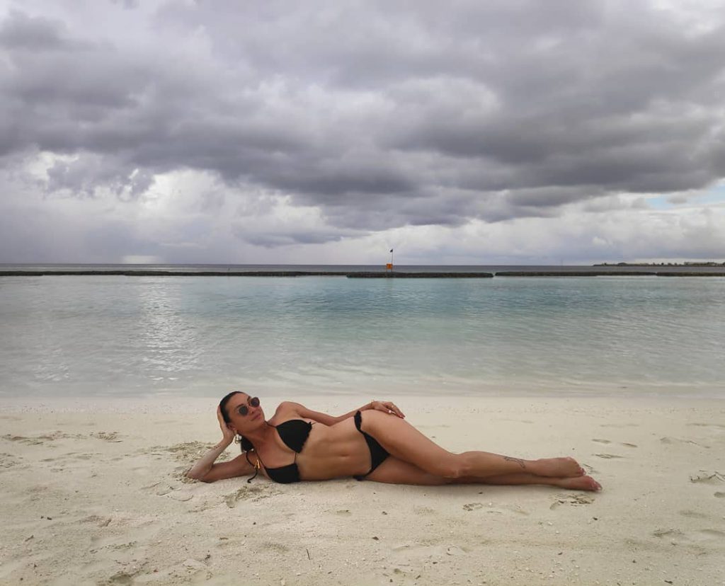 ארונוב מפגינה גוף חטוב על החוף במלדיביים