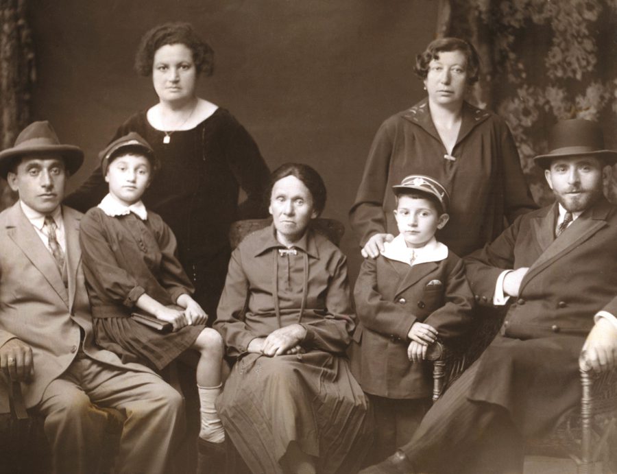 תמונה משפחתית אחת, מימין לשמאל סבי, סבתי, אבי, אם סבתי מרי ודודים
