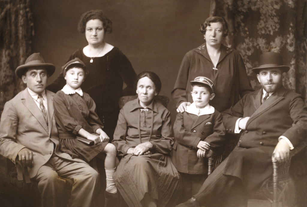 תמונה משפחתית אחת, מימין לשמאל סבי, סבתי, אבי, אם סבתי מרי ודודים