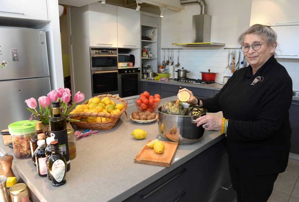 נחמה ריבלין זל בתמונה אופיינית במטבח במשכן הנשיא בירושלים