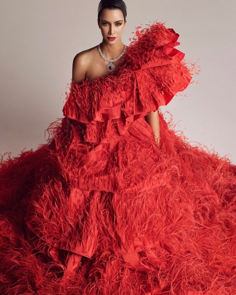 קים בשמלת אדומה סופר גלאמית בעיצוב ולנטינו קוטור