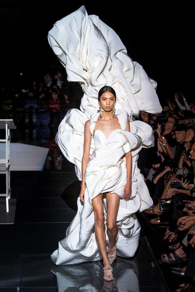 שמלת מיני לבנה עם גלימה פיסולית בצורת ענן, בעיצוב סקיאפרלי