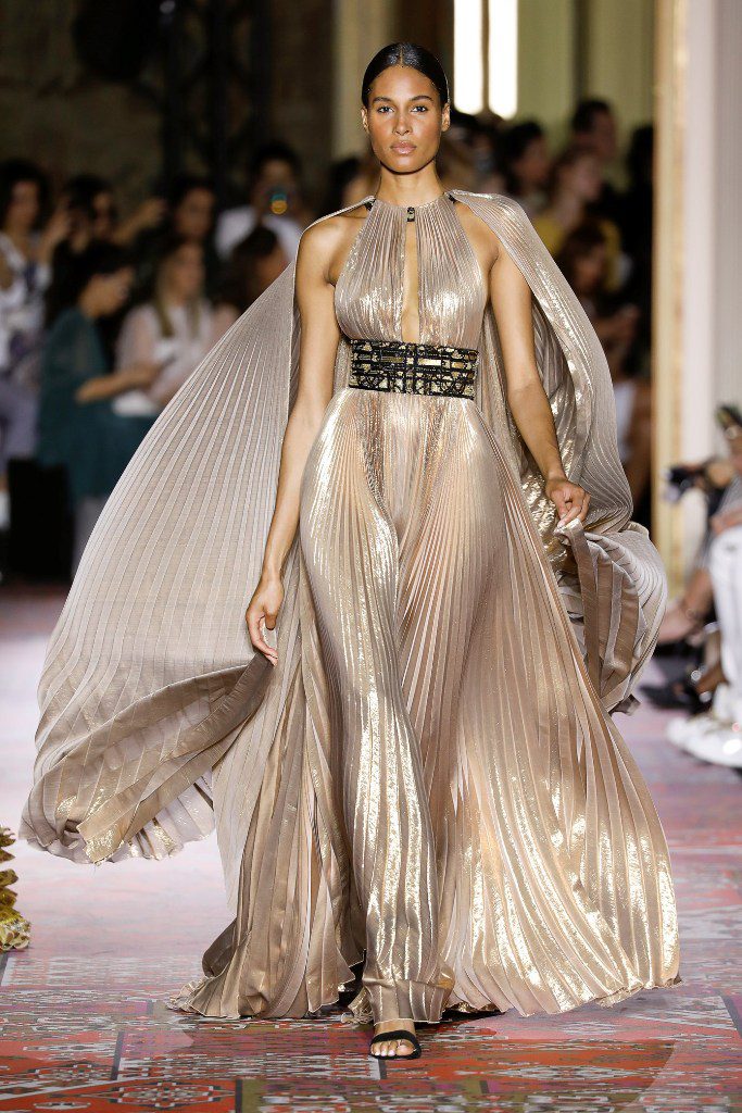 שמלת פליסה מוזהבת עם גלימה תואמת שמתחברת לקולר, בעיצוב זוהיר מוראד