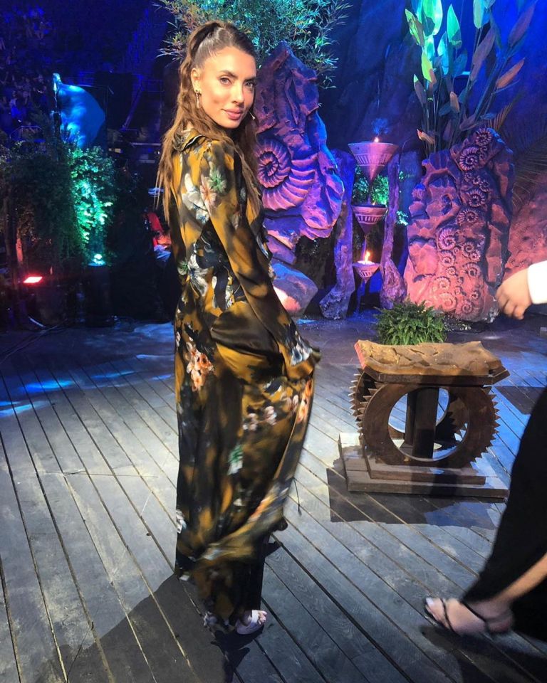 אירה דולפין בשמלה פרחונית עם רכיסה קדמית של ויוי בלאיש
