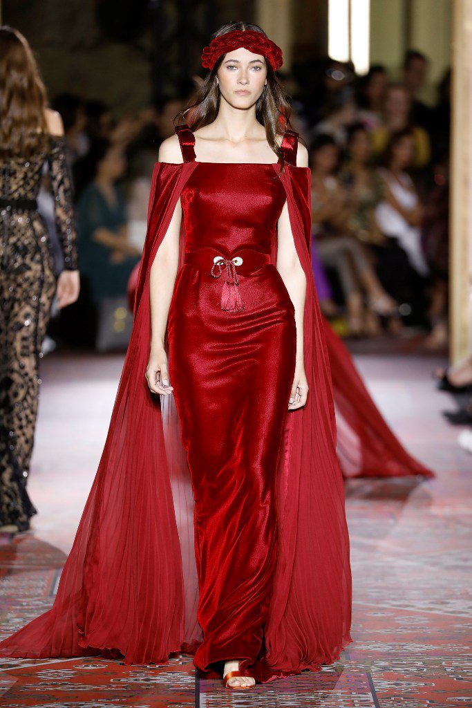 שמלה סקסית באדום אש עם גלימה תואמת, בעיצוב זוהיר מוראד