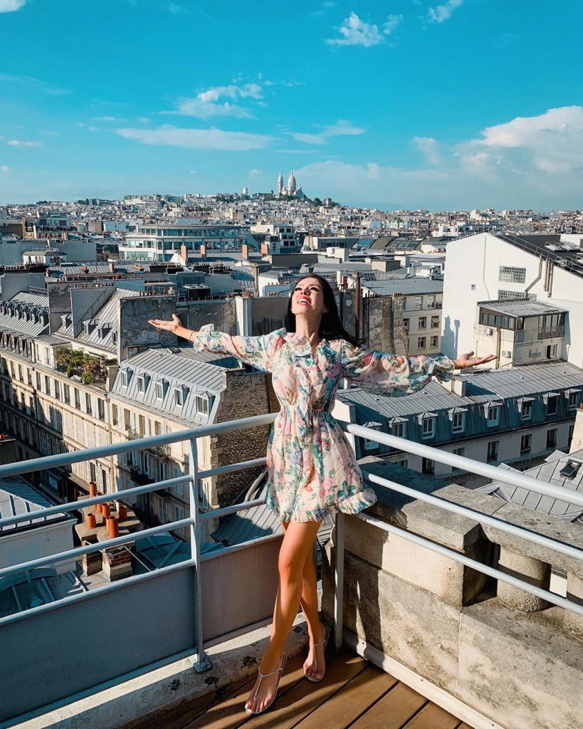 ניקול ראיידמן חוגגת על גגות פריז