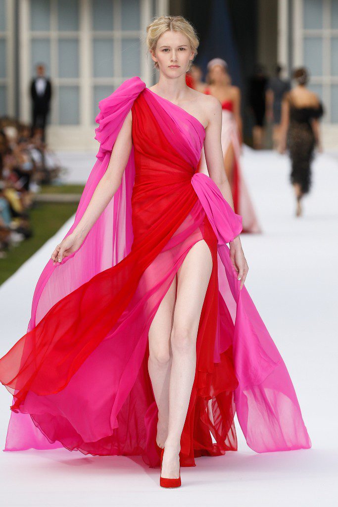 שמלת קולור בלוק באדום ובוורוד-פוקסיה בשילוב גלימה תואמת, בעיצוב ראלף אנד רוסו