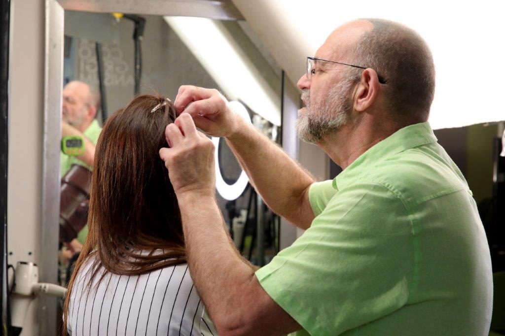 4אלי כהן מחבר תוספות שיער בשיטה מהפכנית. צילום איציק בירן