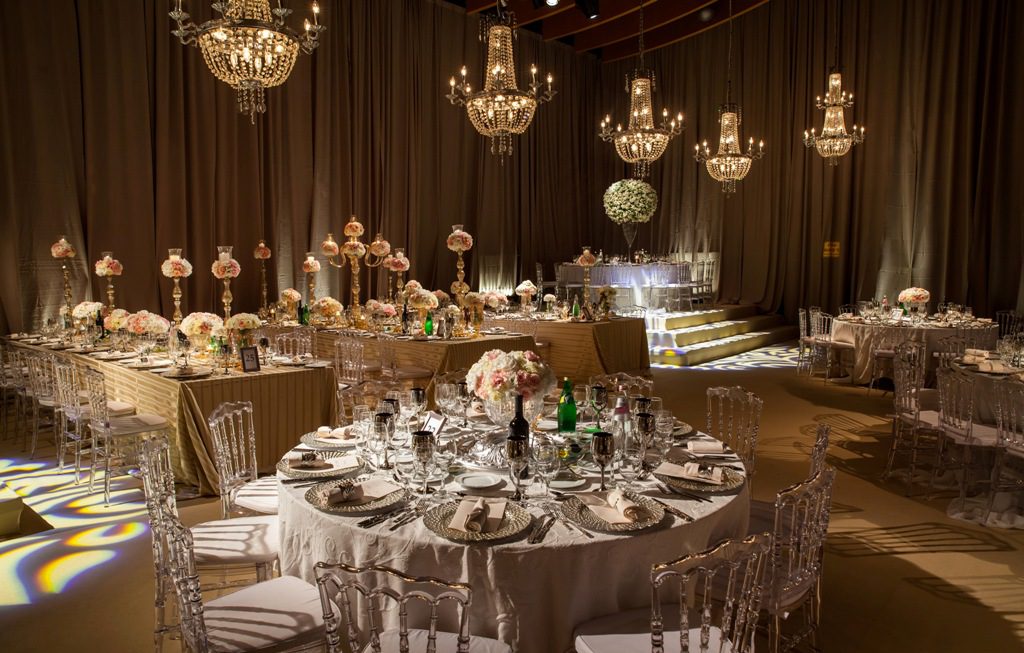 7עיצוב השולחנות עם נגיעות של זהב בחתונה של משפחת כספי במלון הילטון תל-אביב. צילום ערן בארי