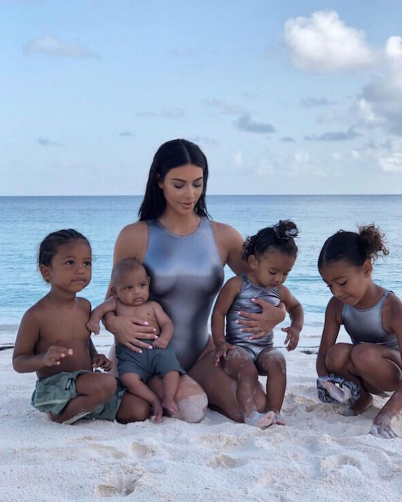 6קים קרדשיאן נופשת בחופי איי הבהאמה עם ארבעת ילדיה
