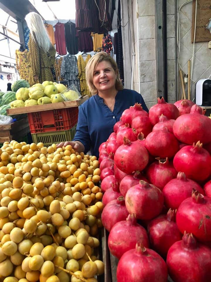 7אורנה ברביבאי ליד דוכן הרימונים והמתמרים בשוק רמלה