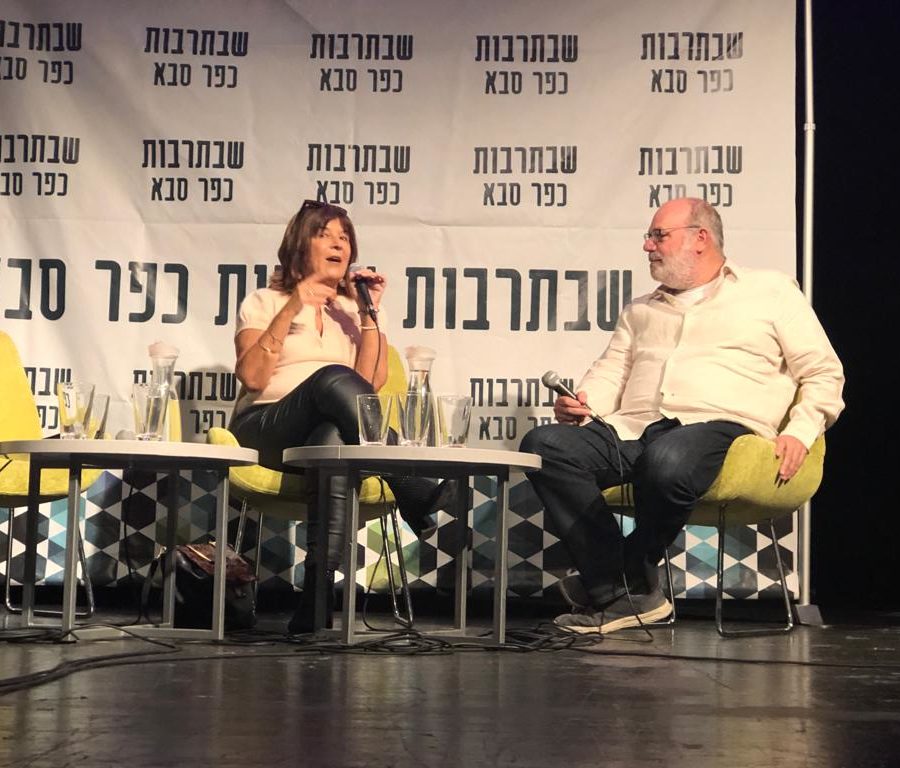 1רינה מצליח מראיינת את ירון זילברמן, במאי הסרט ימים נוראים, בשבתרבות בכפר-סבא