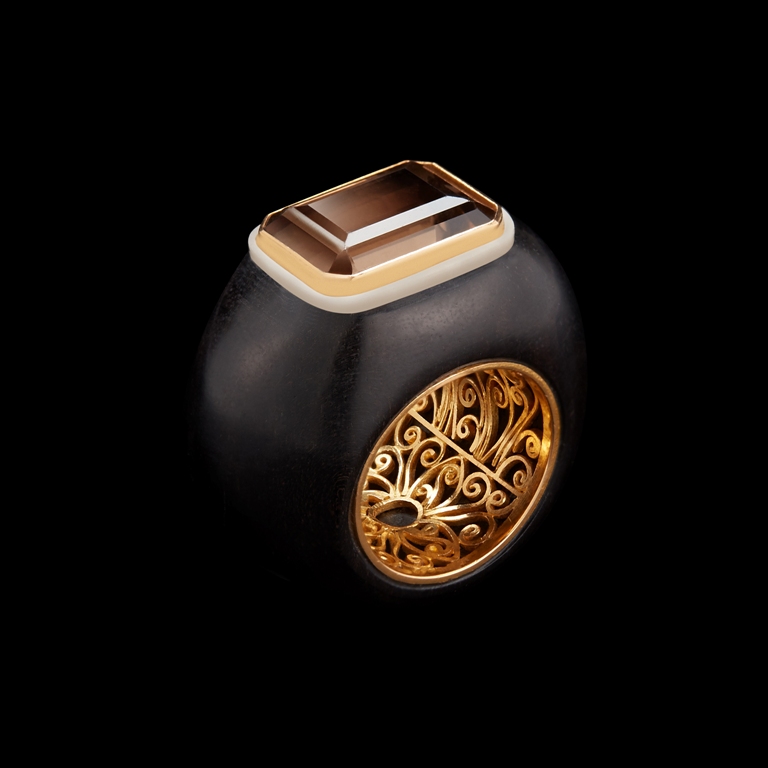 10טבעת מאבן טופז מעושנת בשילוב זרעי טאוגה מגולפים בעיצוב אלכסנדרה מור
