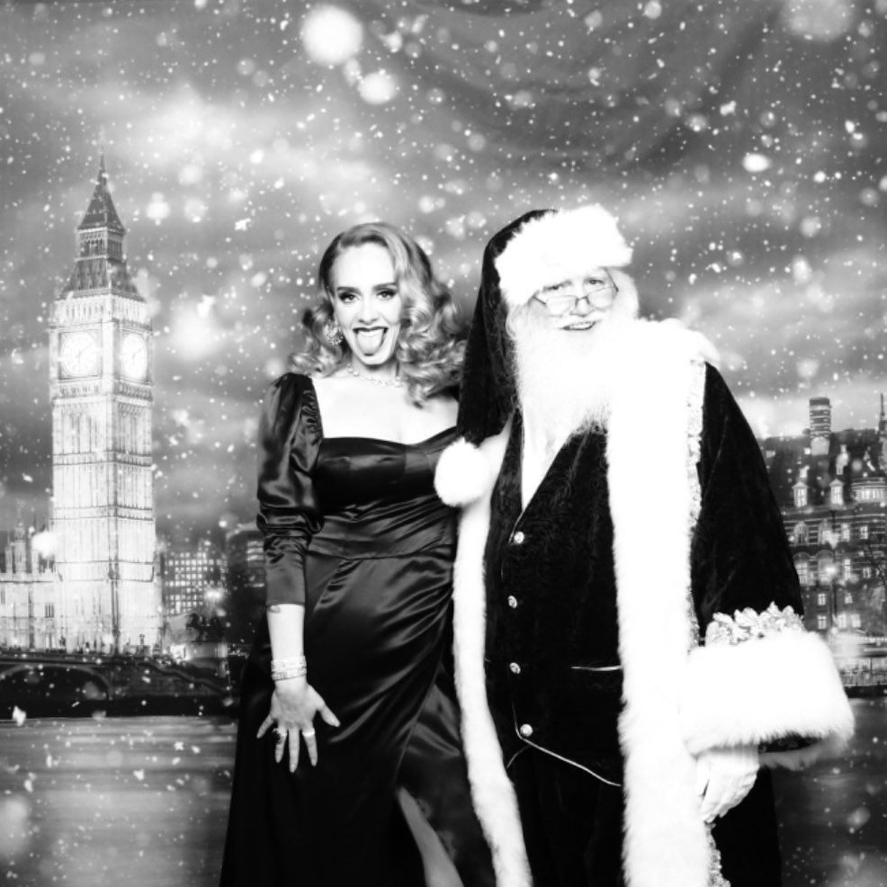 11הזמרת אדל חוגגת בלונדון עם סנטה קלאוס