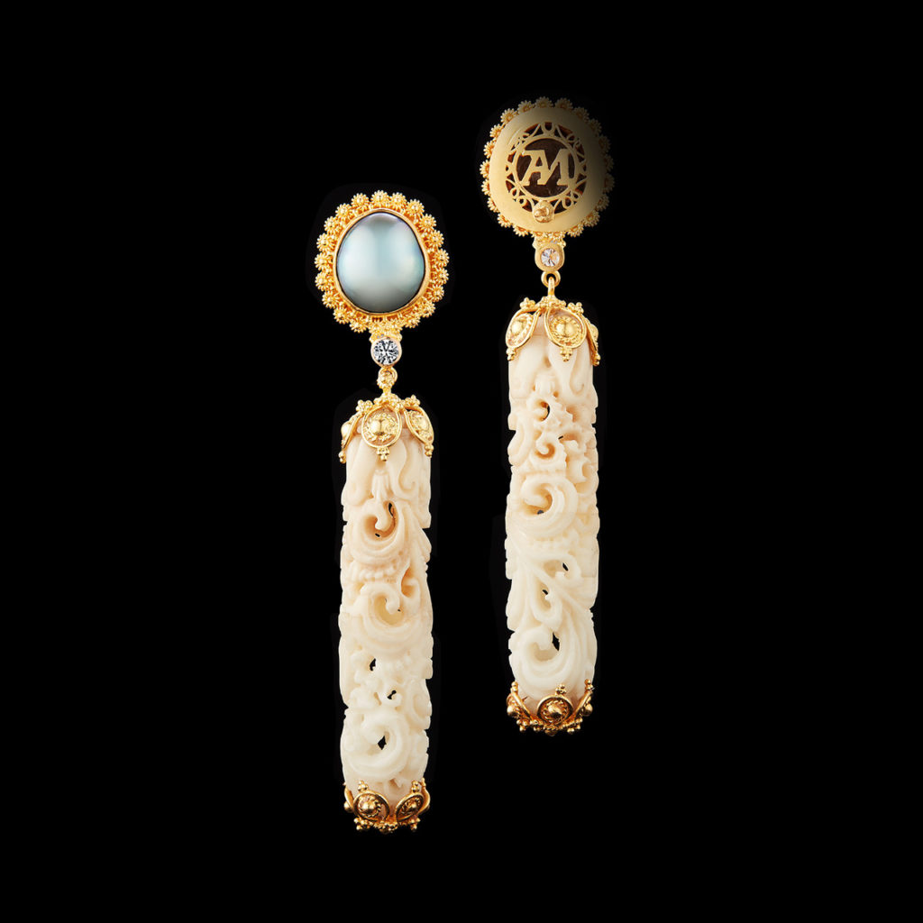 13עגילים ארוכים מזרעי טאוגה מגולפים בשילוב יהלומים בעיצוב אלכסנדרה מור