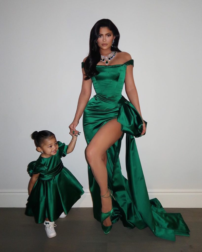 2קיילי ג'נר ובתה סטורמי בשמלות בגוון ירוק כריסמס