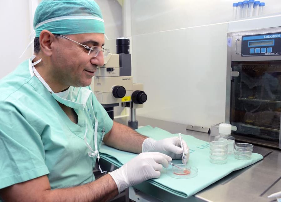 פרופ' פואד עזאם, מנהל המכון לפוריות באיכילוב