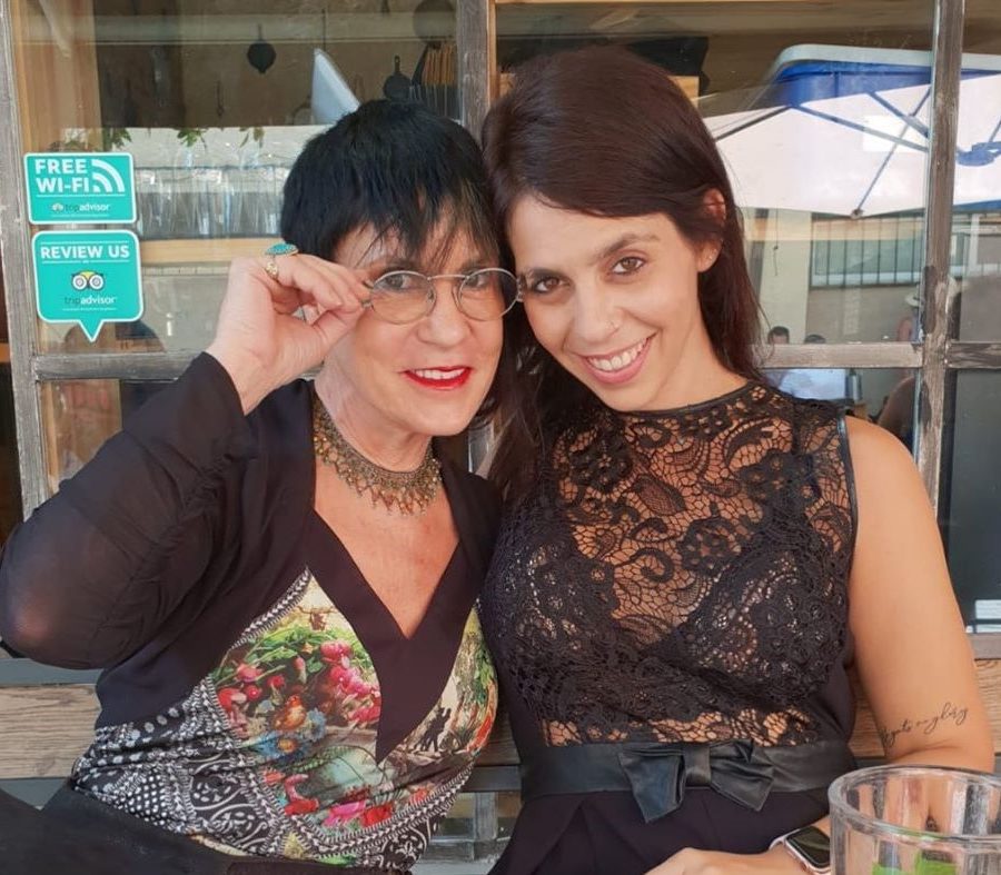 1מיכל נגרין ובתה יסמין, שעבדה בעסק המשפחתי חדש
