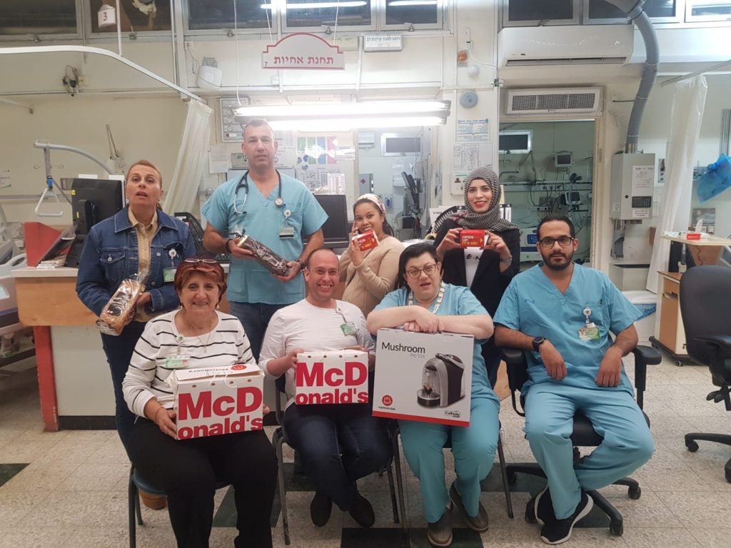 5צוות רפואי בבית חולים השרון עם מכונות הקפה והקפסולות של אספרסו קלאב