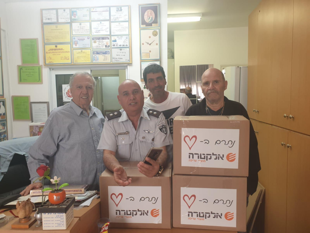 9מתנדבי עמותת חיי אדם עם חבילות המזון של אלקטרה לנזקקים בבאר-שבע