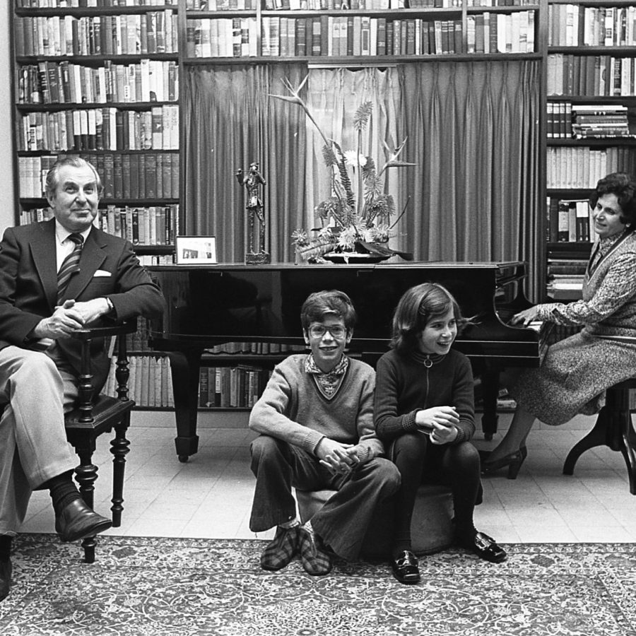 1נשיא המדינה לשעבר חיים הרצוג עם אשתו אורה והילדים יצחק ורונית. צילום יעל רוזן, פברואר 1975