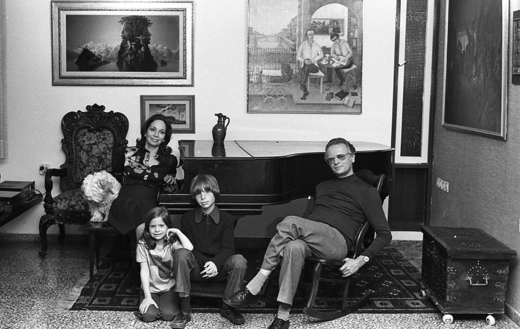 2אפרים קישון אשתו שרה והילדים עמיר ורננה. צילום יעל רוזן, מרץ 1975