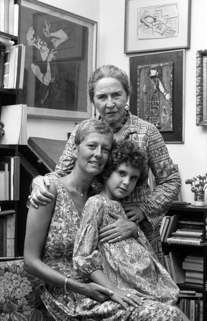 3חנה רובינא עם הבת אילנה והנכדה מאיה. צילום יעל רוזן, ספטמבר 1974