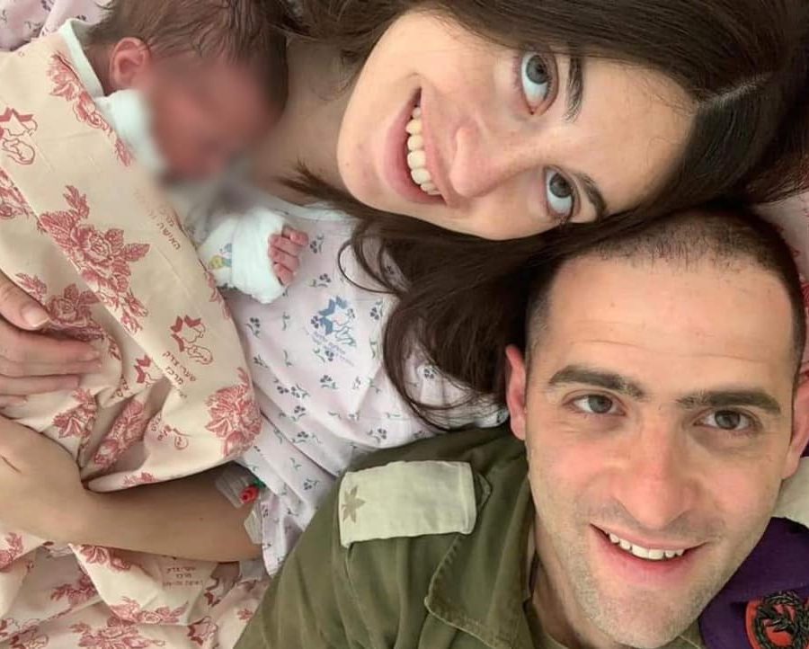 1אלי ושיר זילברמן עם בנם במחלקת יולדות