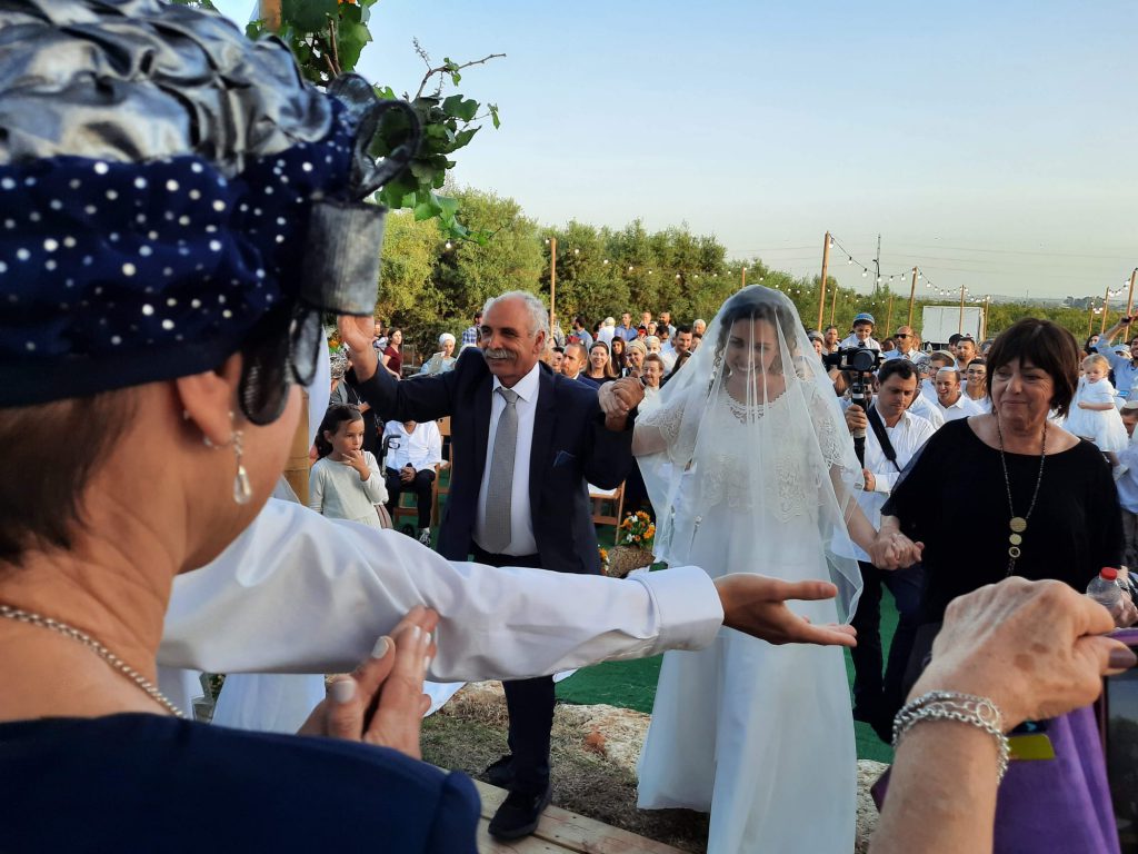 1עדנה סרוסי מובלת לטקס החתונה צילום חגית מוריה-גיבור