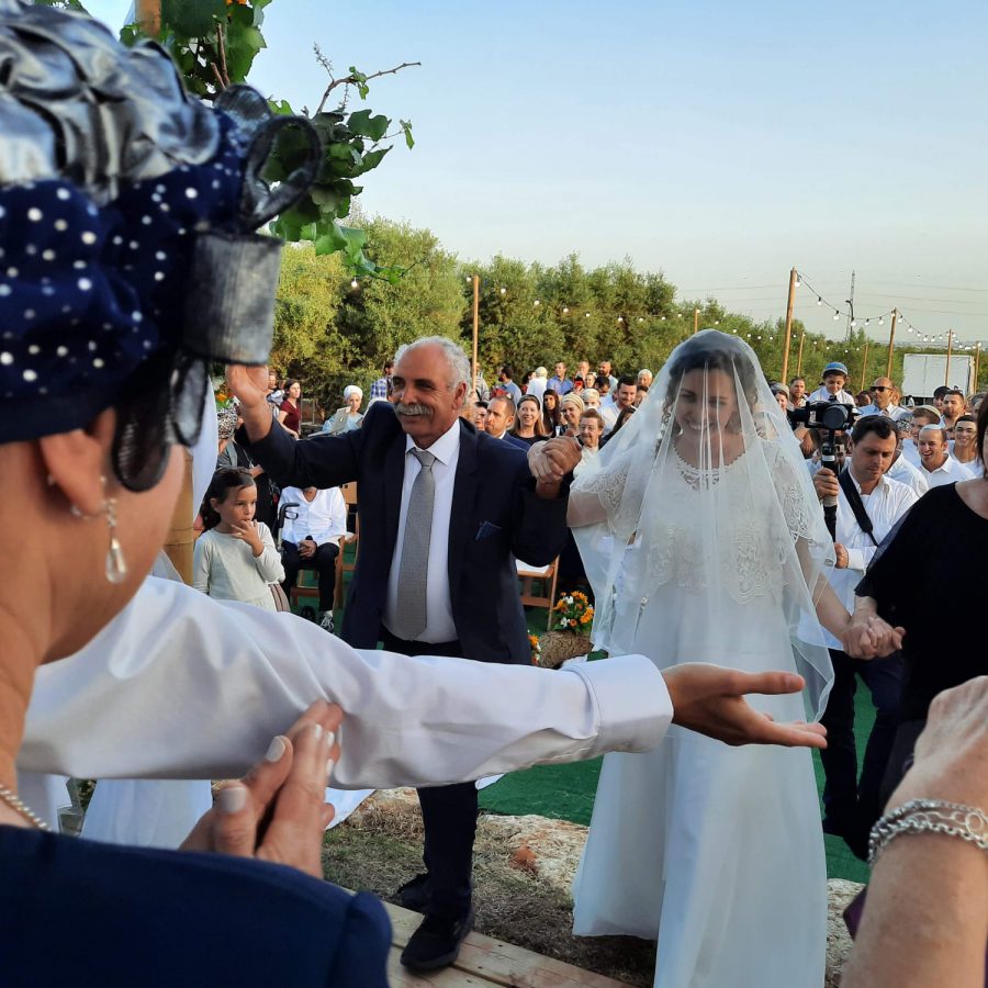 1עדנה סרוסי מובלת לטקס החתונה צילום חגית מוריה-גיבור