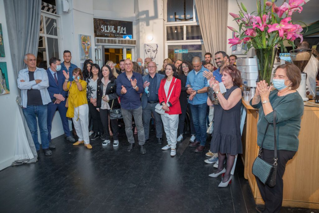 9אורחים בפתיחת התערוכה התכנסות בקפה גלריה מה ז'ולי
