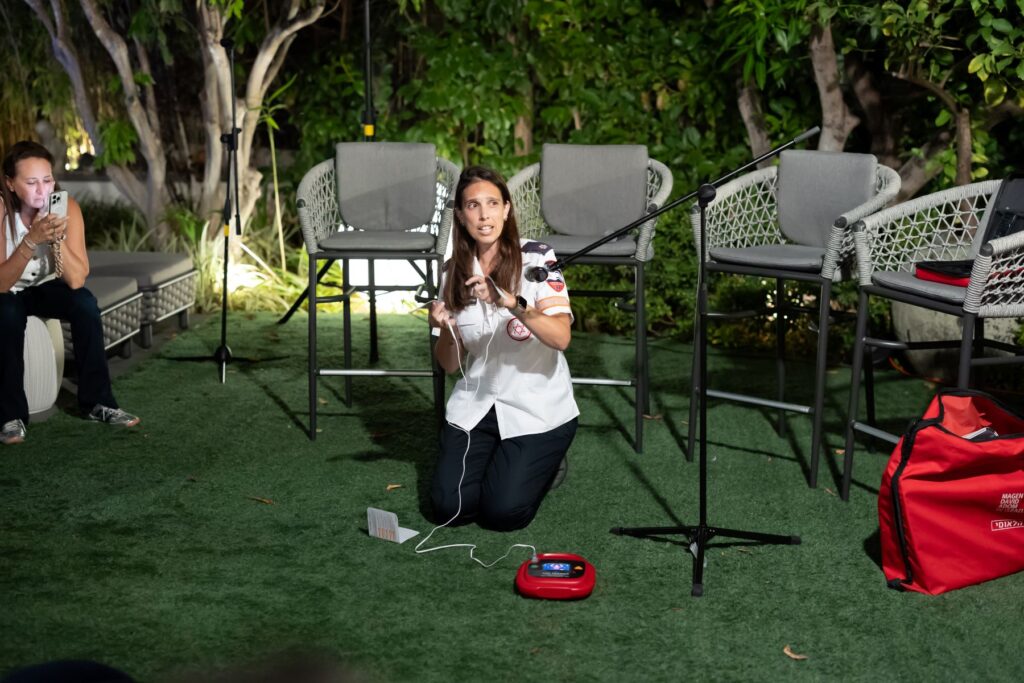 15אוריאן לוקץ מדגימה טיפול בדפיברילטור