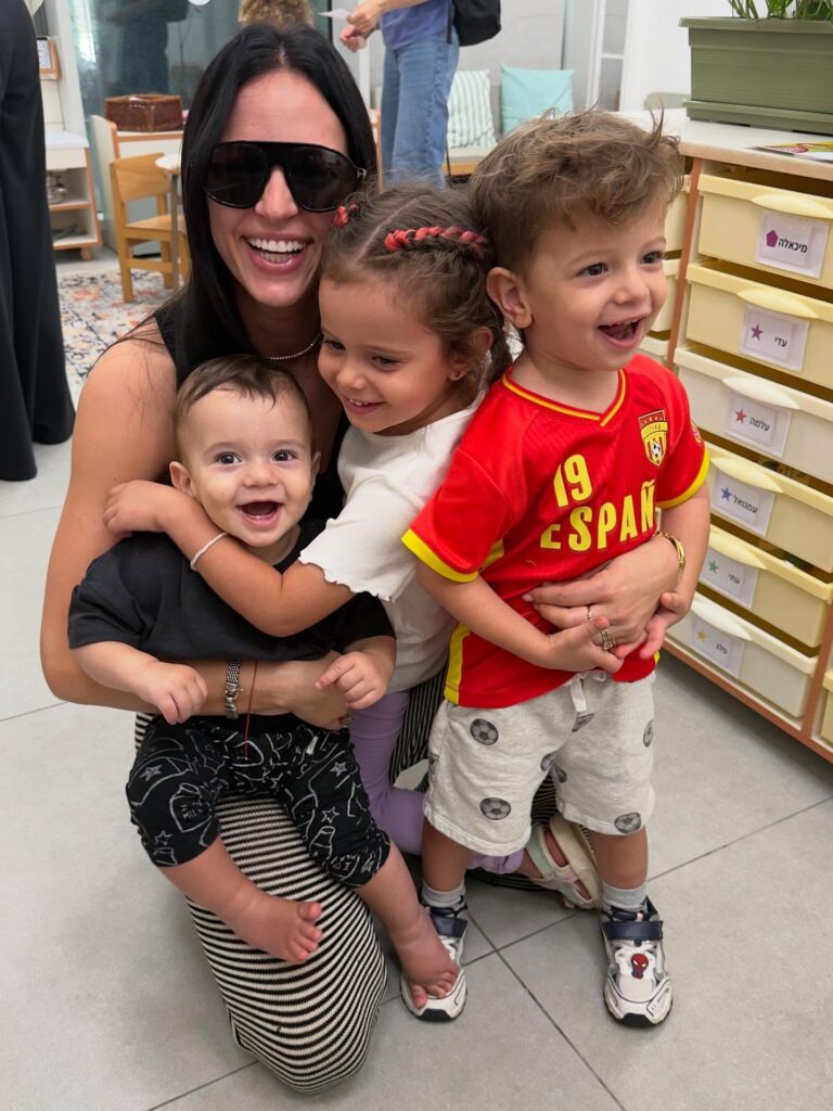 3קורין גדעון ושלושת ילדיה